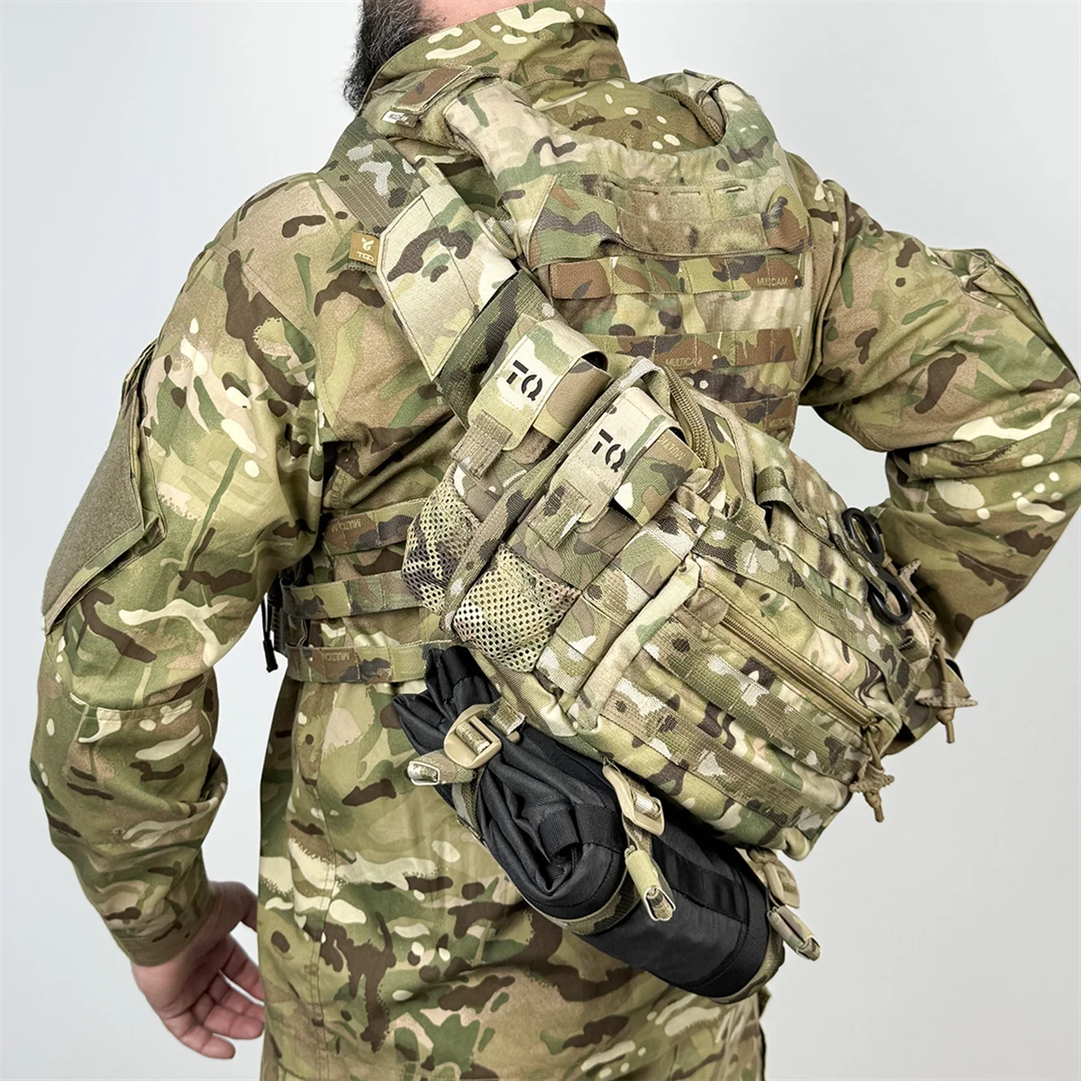 Borsa medica BM30 Multicam indossata in configurazione crossbody con barella morbida fissata