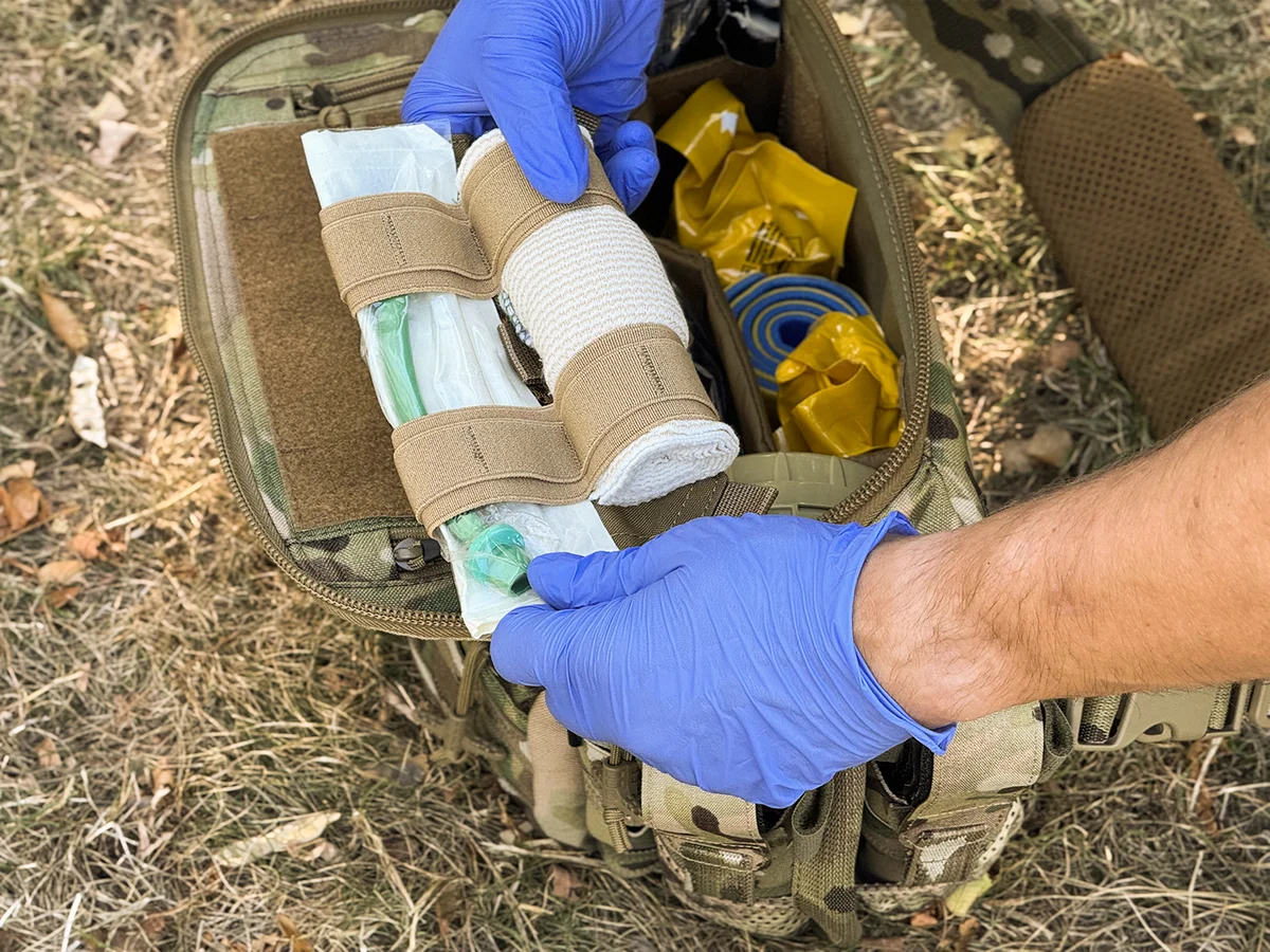Flap superiore della BM30 Multicam con sistemi elastici per il fissaggio dei materiali dimostrativi