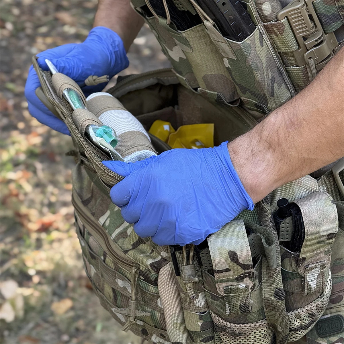 Borsa BM30 Multicam aperta con materiali dimostrativi organizzati secondo il protocollo MARCH