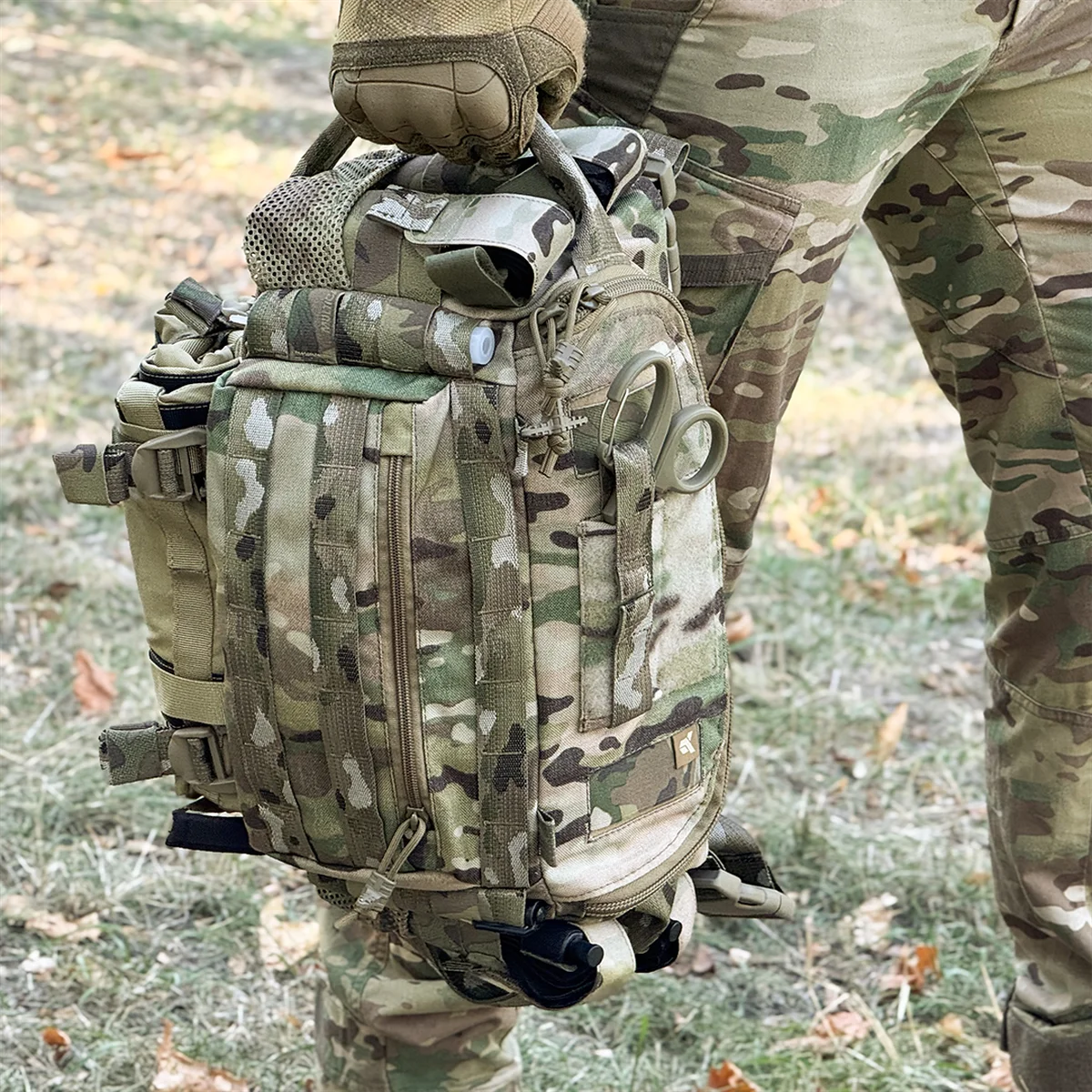Operatore che trasporta a mano la borsa medica BM30 Multicam tramite la maniglia superiore