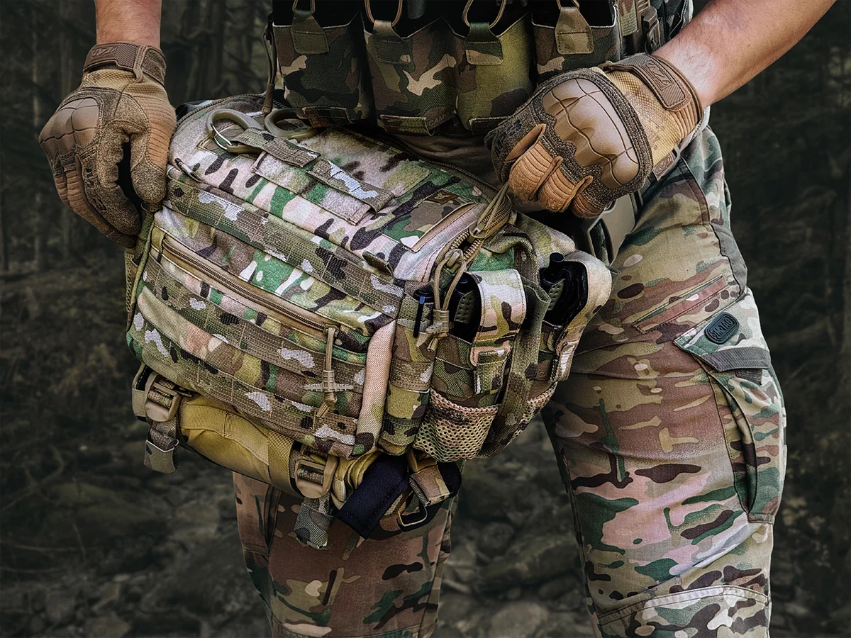 Operatore con borsa medica tattica BM30 Multicam durante un’attività sul campo