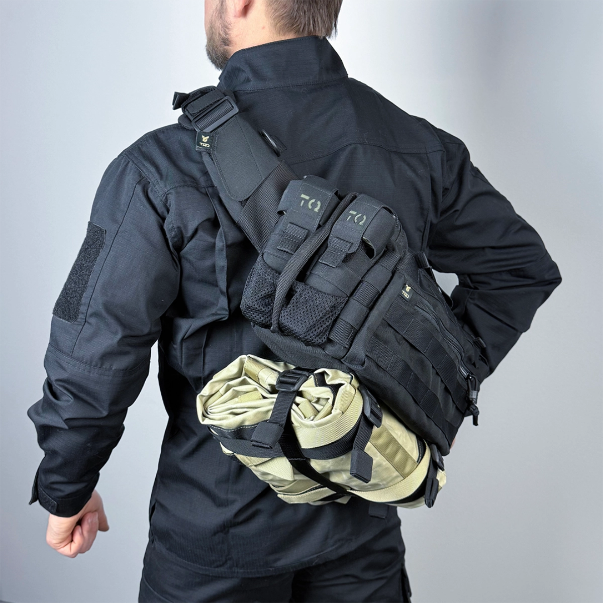 Operatore con borsa medica BM30 Nero indossata in configurazione crossbody e barella morbida fissata