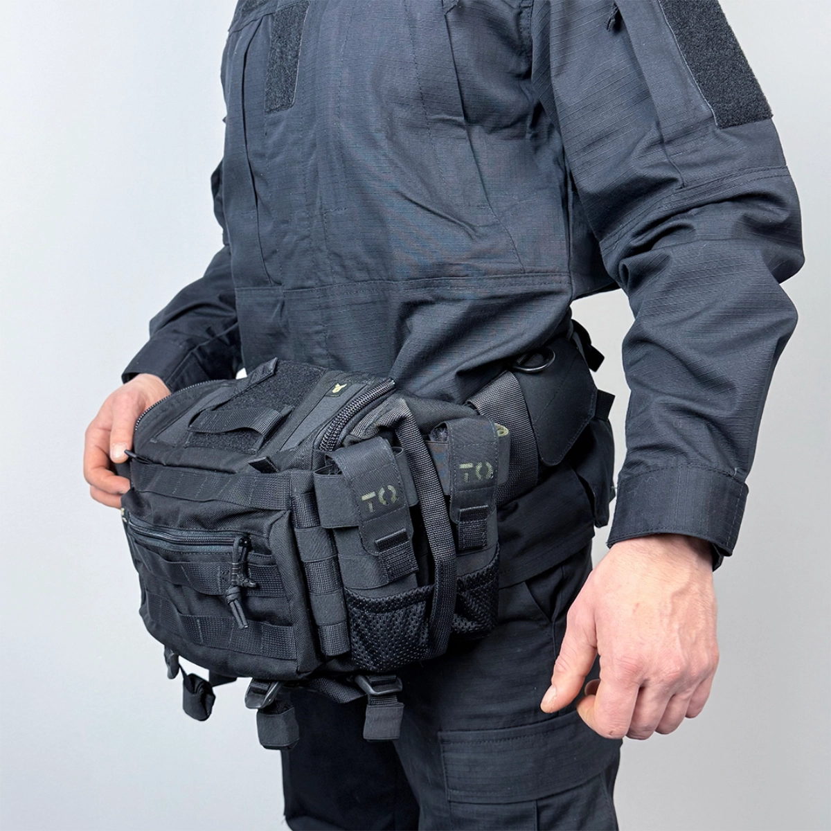Operatore con borsa medica tattica BM30 Nero allacciata in vita come marsupio operativo