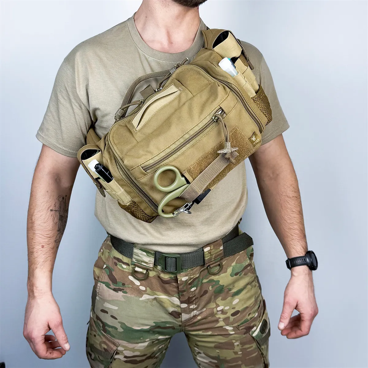 Borsa medica BM33 Coyote indossata in configurazione crossbody sul petto con vani laterali accessibili