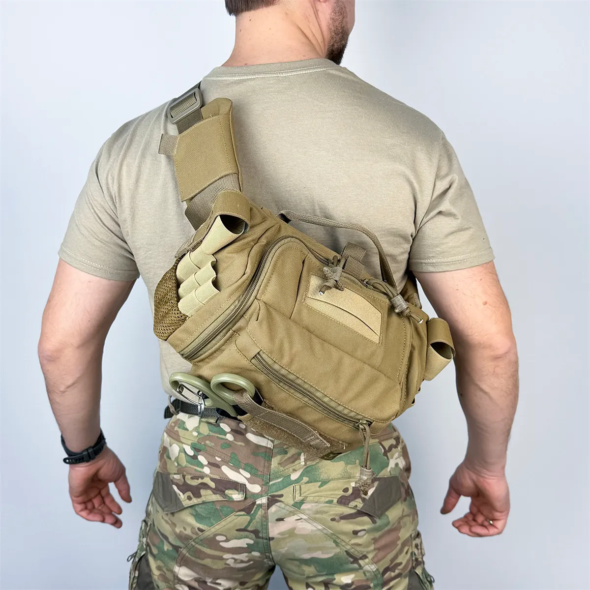 Borsa medica BM33 Coyote indossata in configurazione crossbody sulla schiena