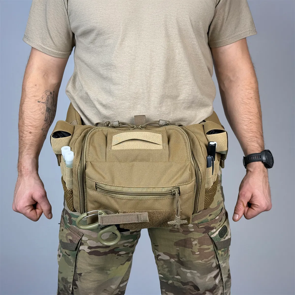 Borsa medica BM33 Coyote indossata frontalmente in vita come marsupio tattico con materiali dimostrativi