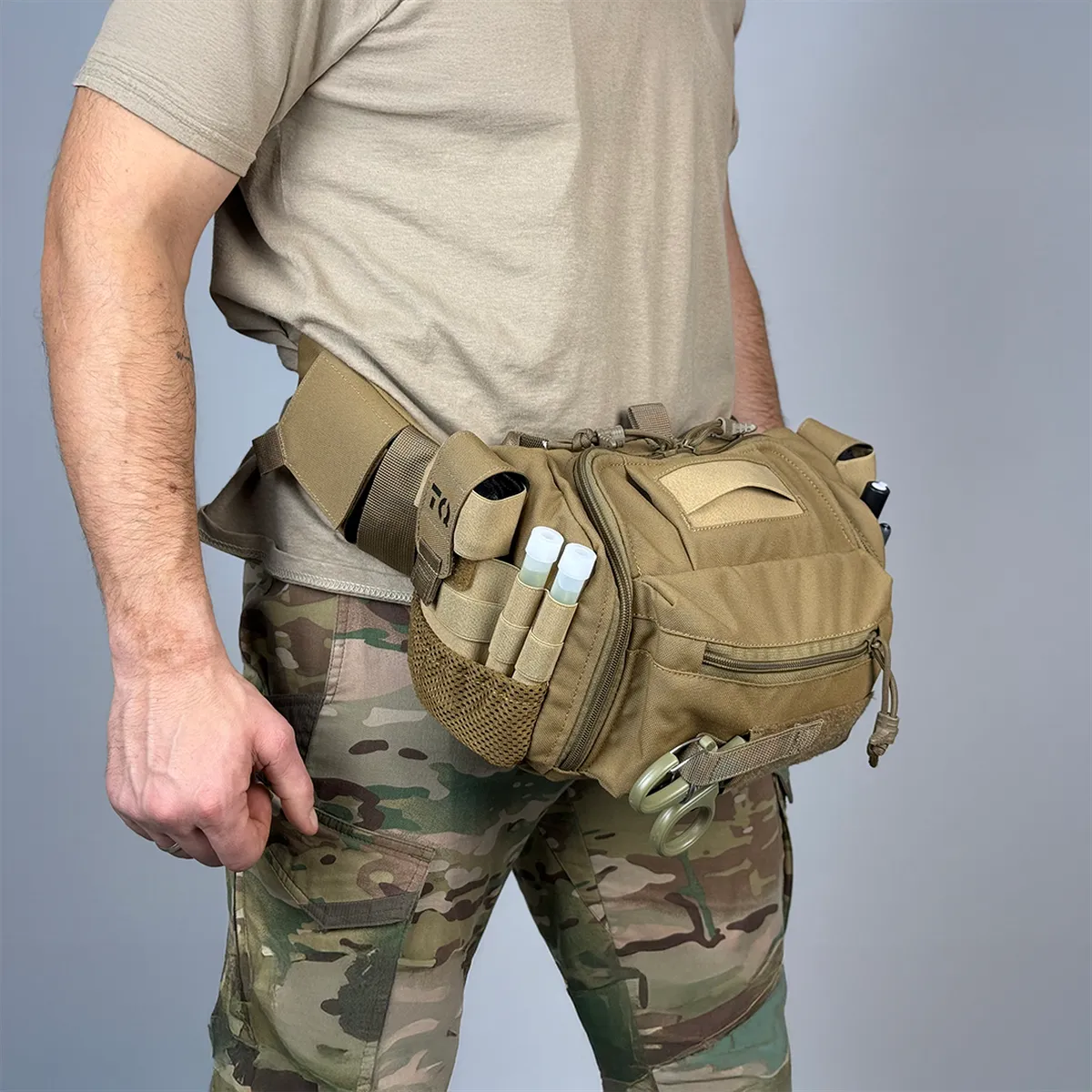Borsa medica BM33 Coyote indossata in vita e vista lateralmente con vani esterni ad accesso rapido
