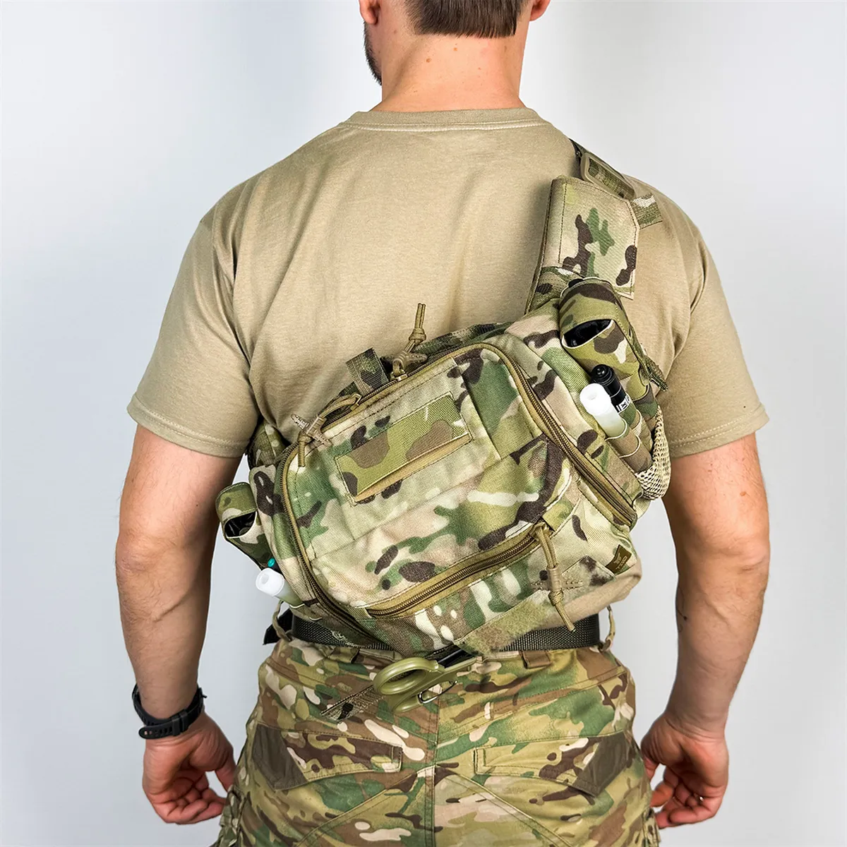 Borsa medica BM33 Multicam indossata in configurazione crossbody sulla schiena.
