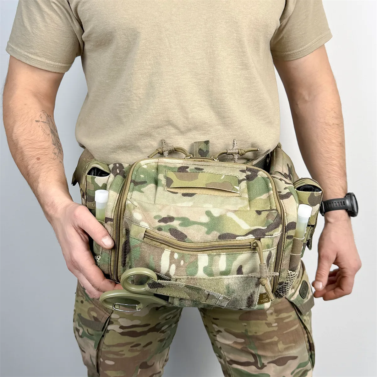 Borsa medica BM33 Multicam indossata frontalmente in vita come marsupio tattico.