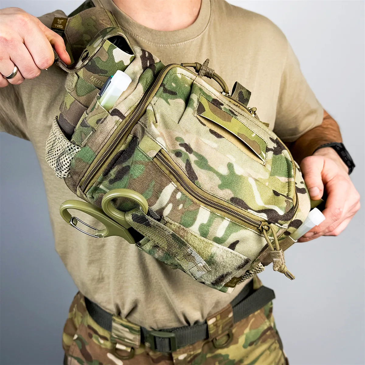 Borsa medica BM33 Multicam trasportata tramite la maniglia superiore con vani laterali accessibili.