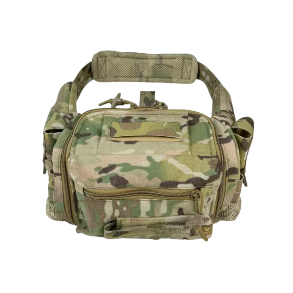 Vista frontale della borsa medica BM33 Multicam con tasca esterna, pannello Velcro e tracolla montata.