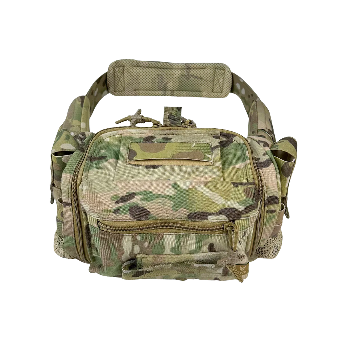 Vista frontale della borsa medica BM33 Multicam con tasca esterna, pannello Velcro e tracolla montata.