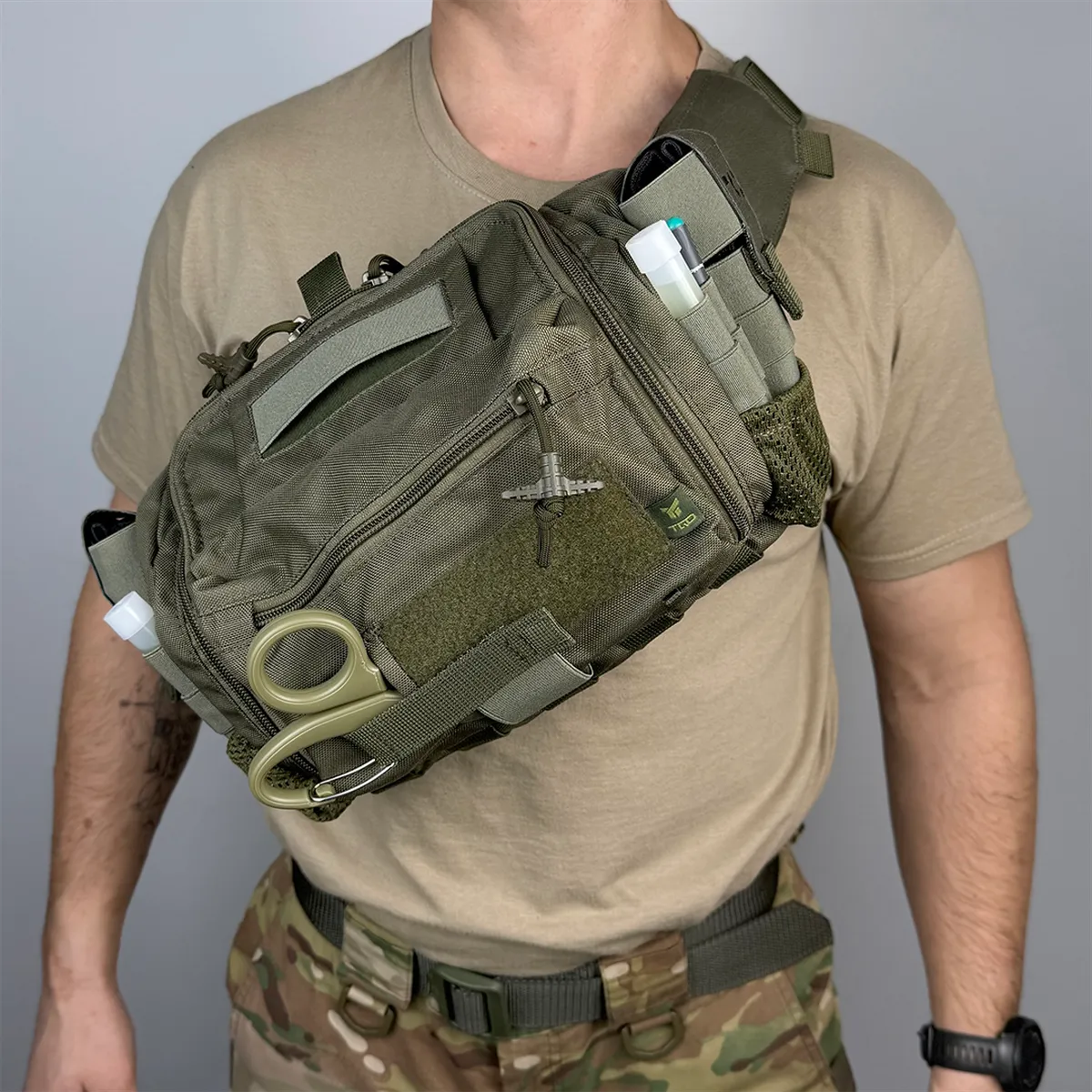 Operatore con borsa medica tattica DNIPRO BM33 verde oliva indossata frontalmente