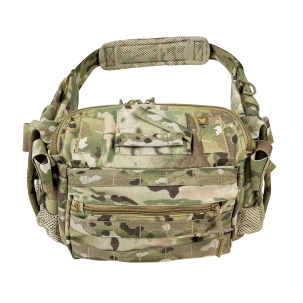 Borsa medica tattica BM30 Multicam da 10 litri vista frontalmente con pannello MOLLE