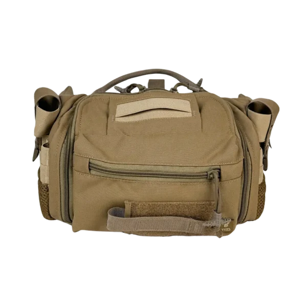 Vista frontale della borsa medica tattica BM33 Coyote con tasca esterna, pannello Velcro e vani laterali