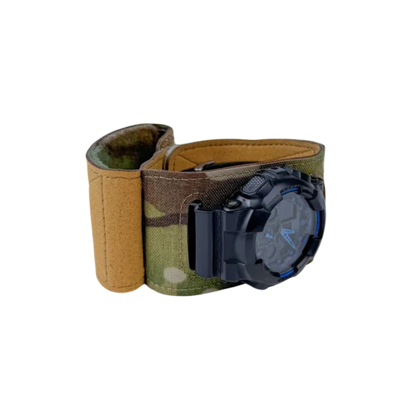 Copriorologio tattico DNIPRO Multicam installato su orologio tattico per ridurre riflessi e proteggere il quadrante