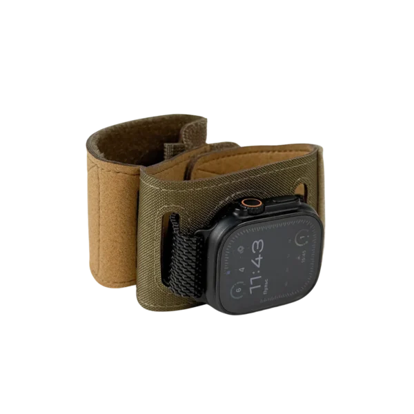 Copriorologio tattico DNIPRO Coyote montato su smartwatch per eliminare riflessi e retroilluminazione