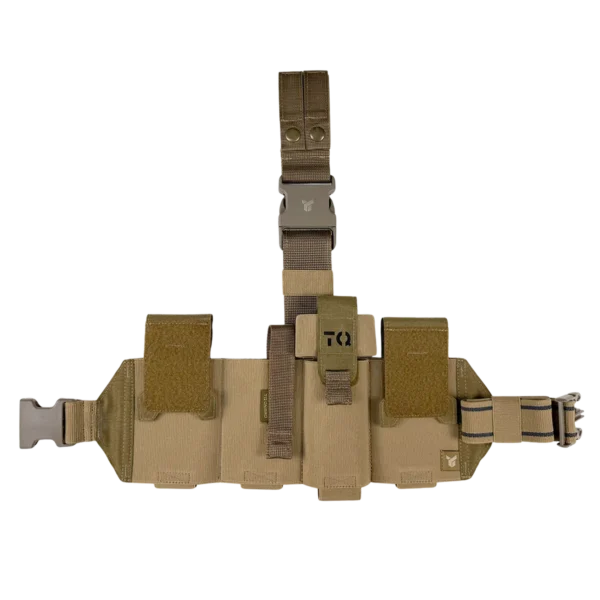 Vista frontale del cosciale medico aperto DNIPRO PM25 GEN2 Coyote con tasche porta kit, porta tourniquet e sistema di fissaggio regolabile.
