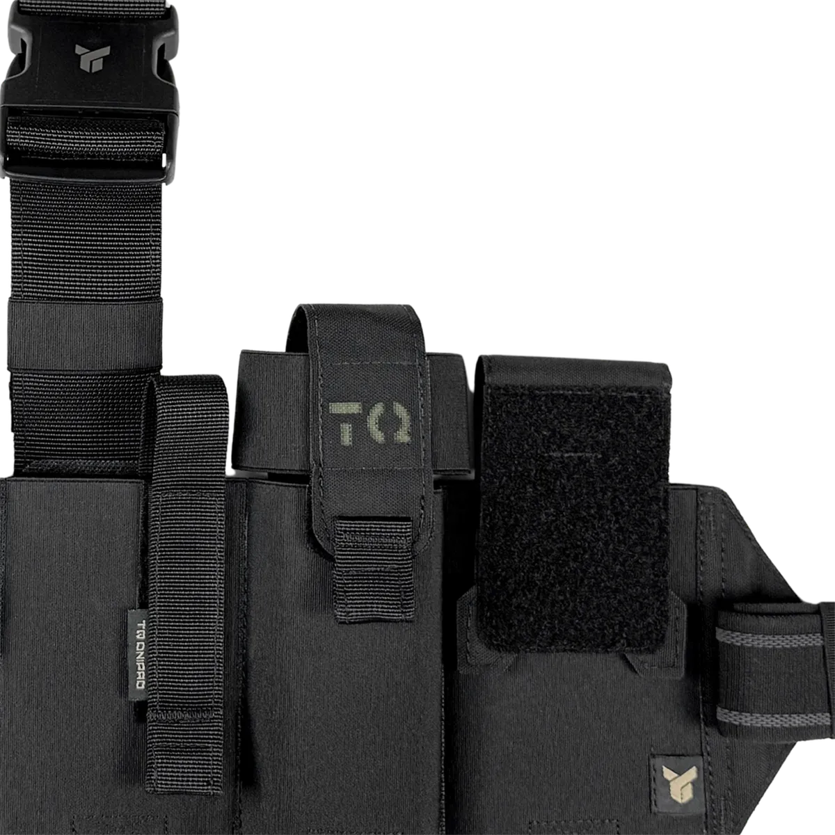 Dettaglio del cosciale medico aperto DNIPRO PM25 GEN2 Nero con supporti per tourniquet, forbici tattiche e kit di primo soccorso.