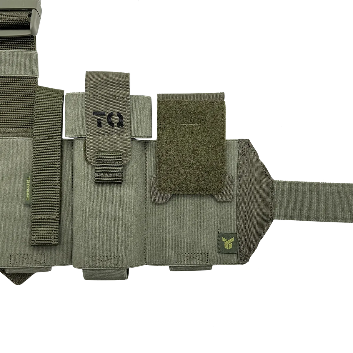 Dettaglio laterale del cosciale medico DNIPRO PM25 GEN2 Oliva con porta tourniquet e chiusura in Velcro®.