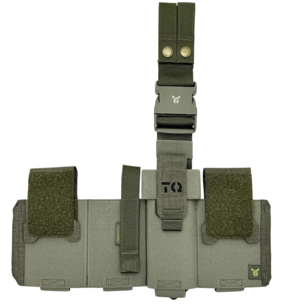 Vista frontale del cosciale medico aperto DNIPRO PM25 GEN2 Oliva con tasche porta kit, porta tourniquet e sistema di fissaggio regolabile.