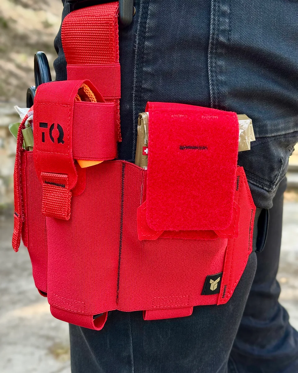 Dettaglio del cosciale medico DNIPRO PM25 GEN2 Rosso con tasche porta medicazioni e accessori di emergenza.