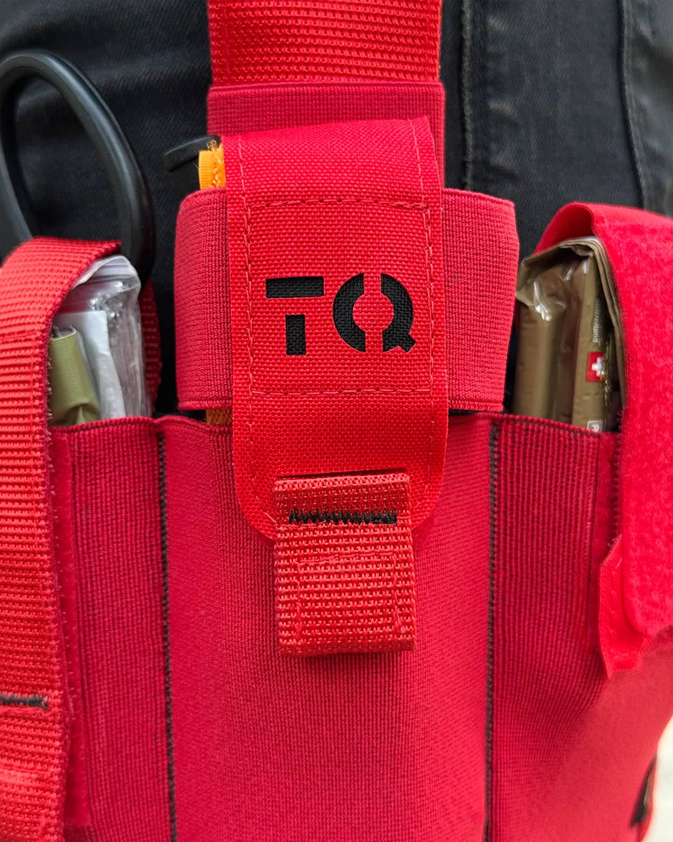 Dettaglio del supporto porta tourniquet del cosciale medico aperto DNIPRO PM25 GEN2 Rosso.