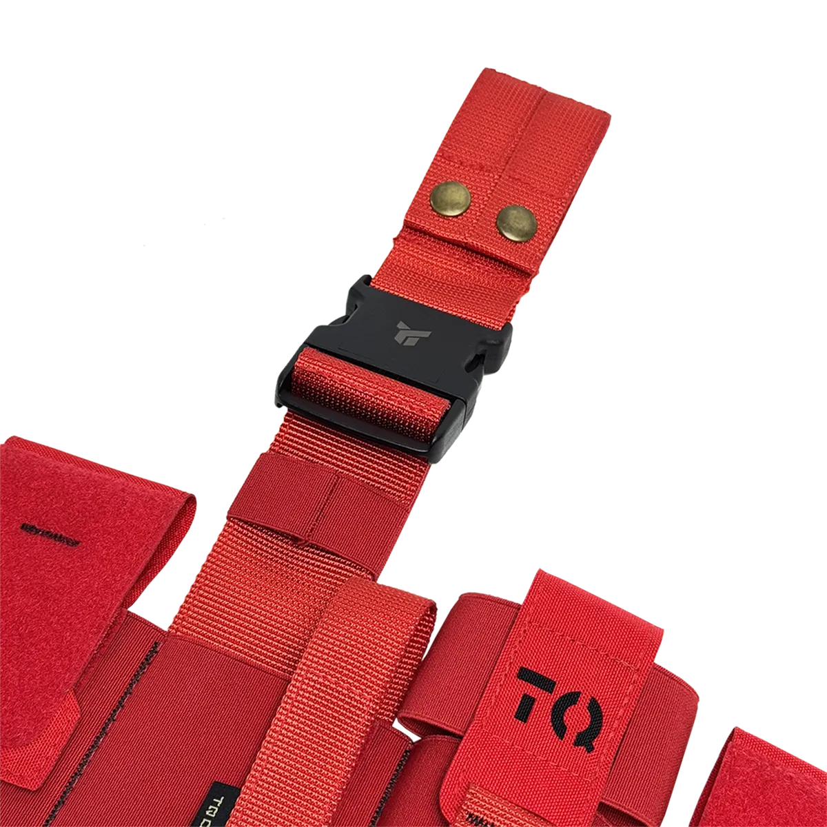 Dettaglio della fibbia a sgancio rapido e del supporto porta tourniquet del cosciale medico DNIPRO PM25 GEN2 Rosso.