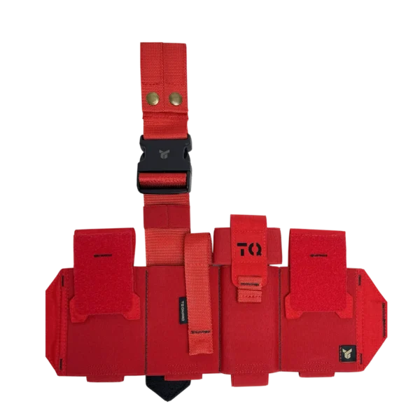 Vista frontale del cosciale medico aperto DNIPRO PM25 GEN2 Rosso con tasche porta kit, porta tourniquet e sistema di fissaggio regolabile.
