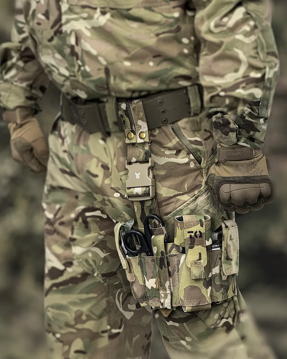 Operatore equipaggiato con cosciale medico tattico DNIPRO PM25 GEN2 Multicam montato su cintura e coscia per accesso immediato al kit di primo soccorso