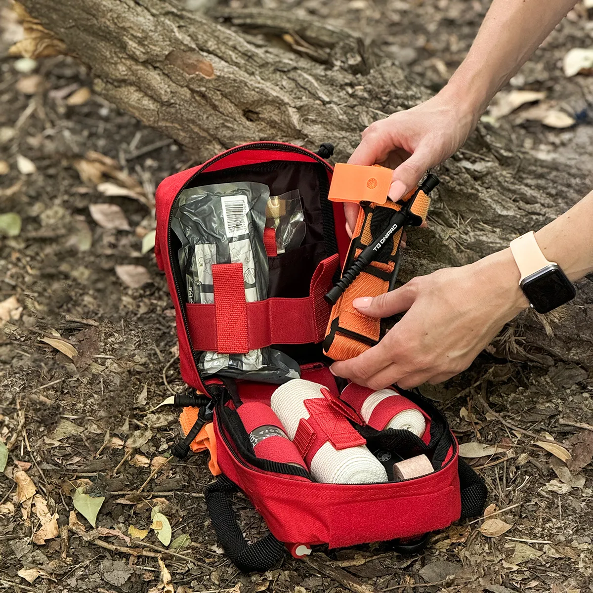 Utilizzo della custodia medica DNIPRO RM29 durante attività outdoor con estrazione del tourniquet.