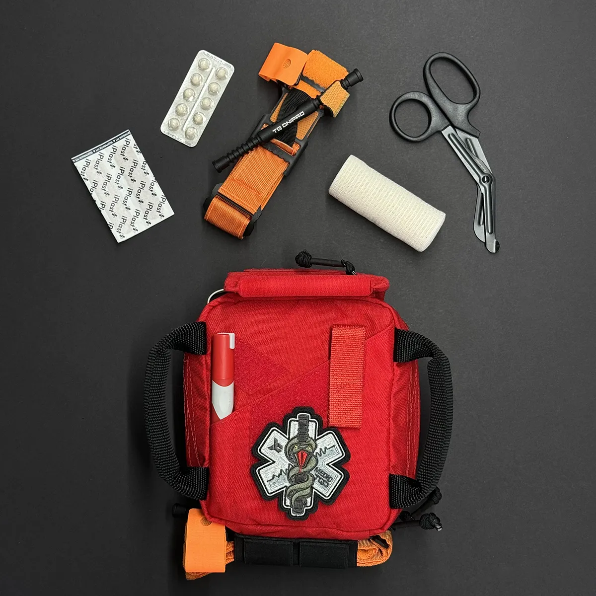 Custodia con pannello in velcro per patch identificative, forbici e pennarello medico.