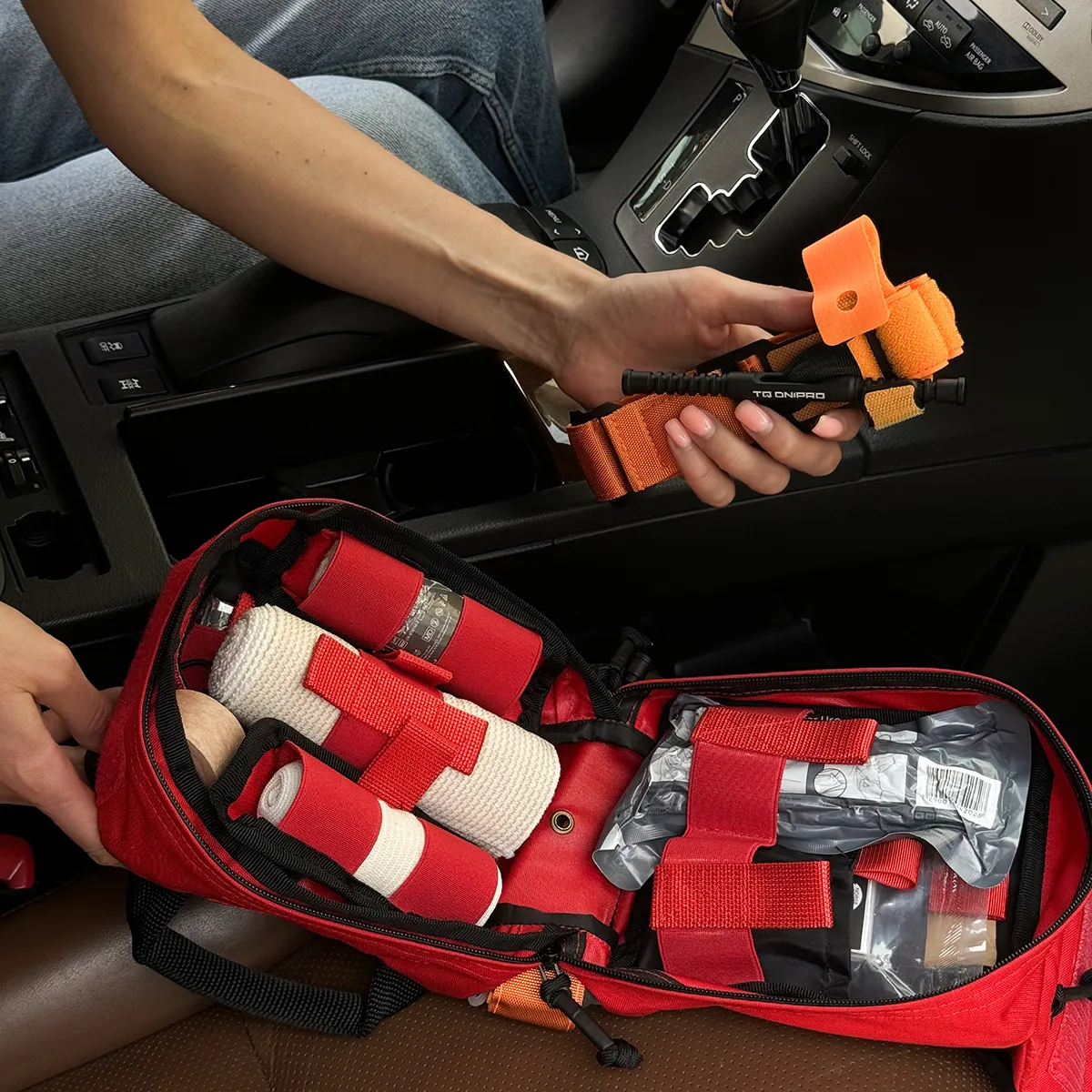 Estrazione del tourniquet dalla custodia medica durante una simulazione di emergenza.