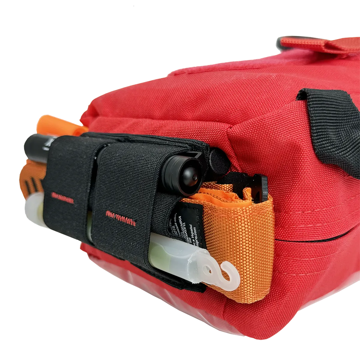 Dettaglio del supporto esterno per tourniquet, pennarello medico e accessori di emergenza.