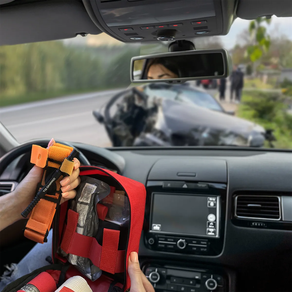 Custodia medica DNIPRO RM29 utilizzata all'interno di un'automobile durante una simulazione di primo soccorso.