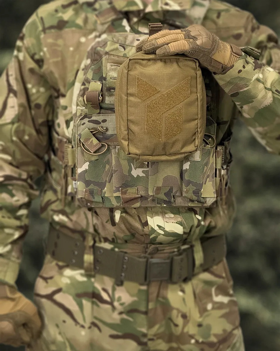 Porta IFAK Dnipro PM24 GEN2 Coyote installato su plate carrier tattico