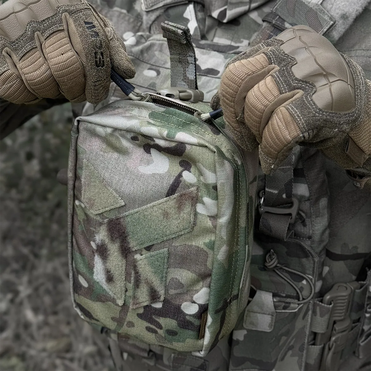 Apertura della cerniera YKK del porta IFAK Dnipro PM24 GEN2 Multicam
