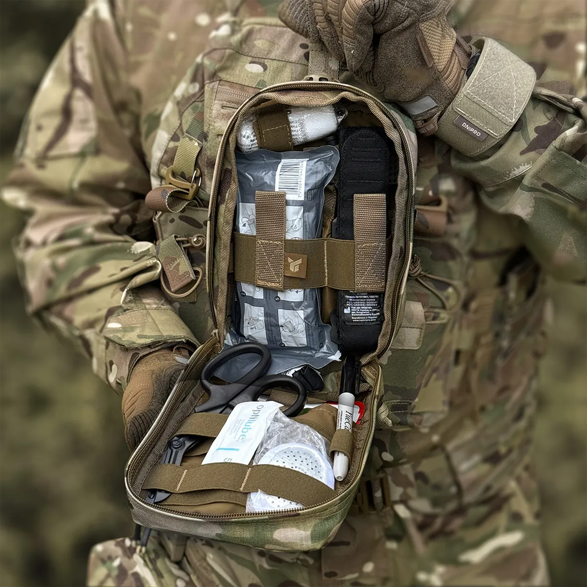 Porta IFAK Dnipro PM24 GEN2 Multicam aperto con kit medico organizzato all'interno