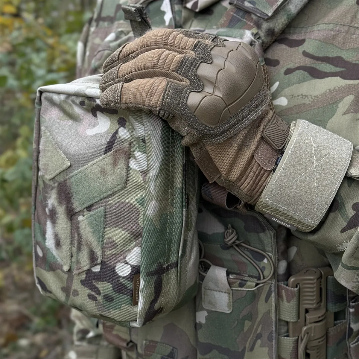 Dettaglio laterale del porta IFAK Dnipro PM24 GEN2 Multicam montato su plate carrier