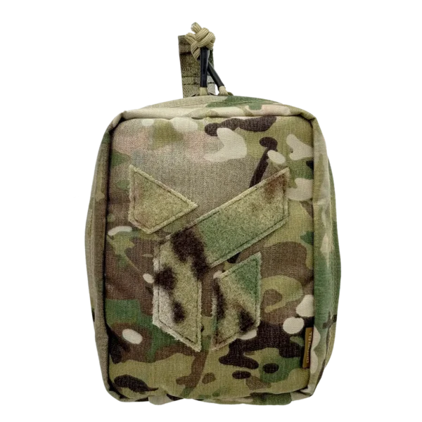 Vista frontale del porta IFAK tattico compatto Dnipro PM24 GEN2 Multicam