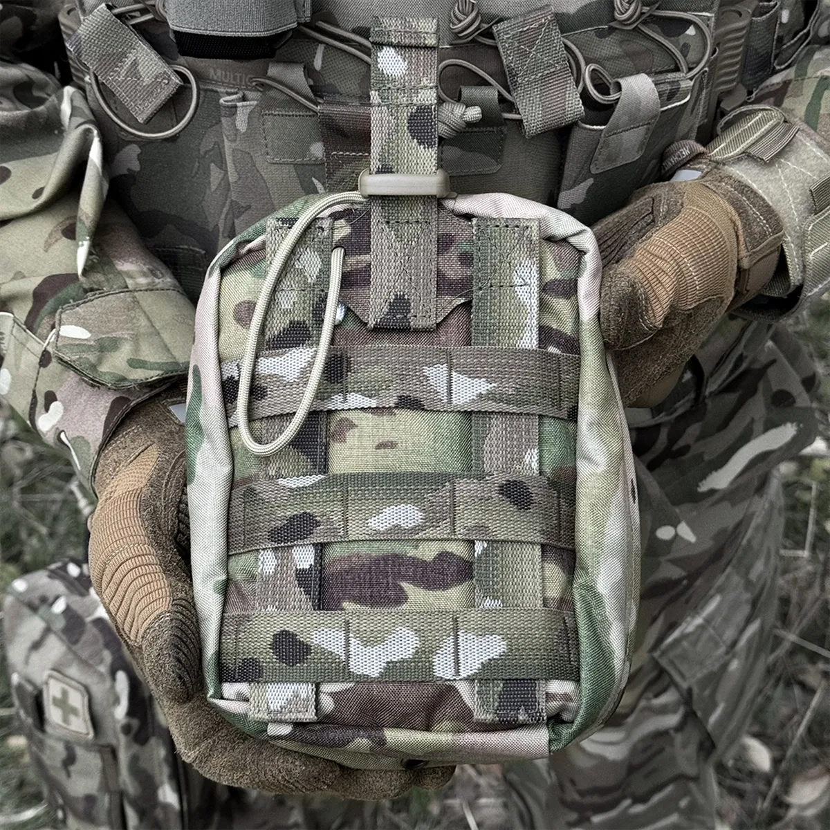 Porta IFAK Dnipro PM24 GEN2 Multicam fissato sul retro del plate carrier