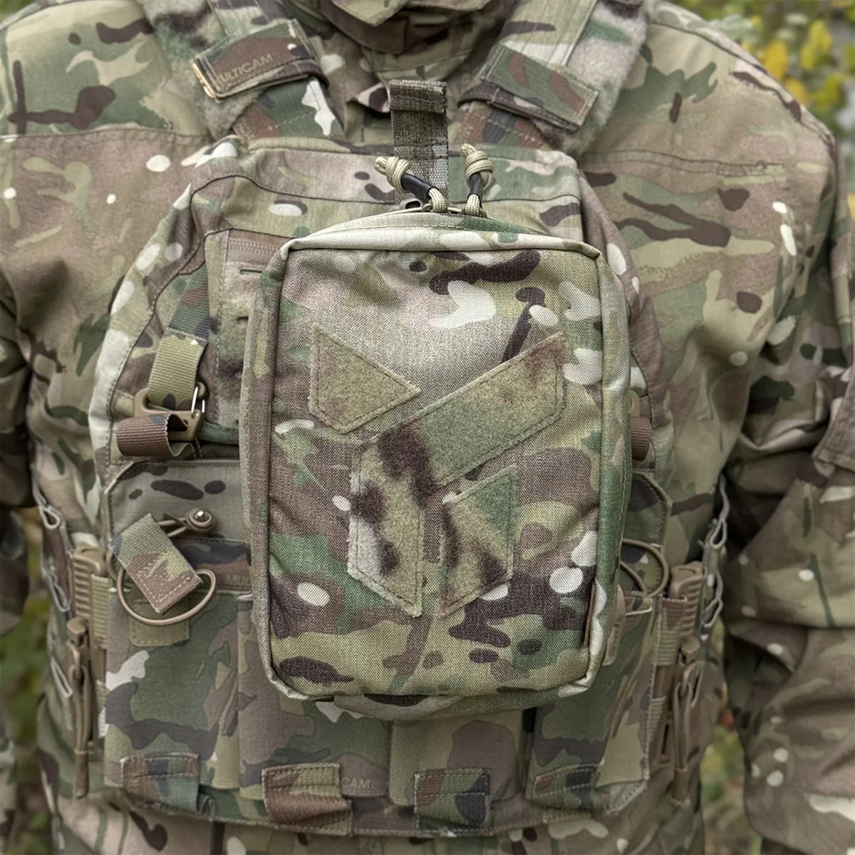 Porta IFAK Dnipro PM24 GEN2 Multicam installato su plate carrier tattico