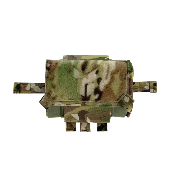 Vista frontale del Porta-IFAK tattico DNIPRO PM27 Multicam con sistema di estrazione rapida