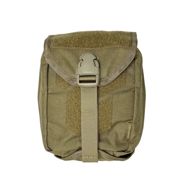 Vista frontale del porta IFAK Dnipro PM22 colore Coyote con chiusura a fibbia.