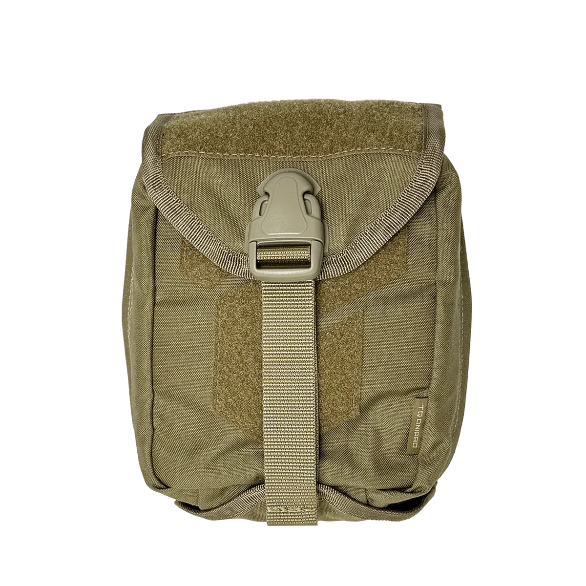 Vista frontale del porta IFAK Dnipro PM22 colore Coyote con chiusura a fibbia.