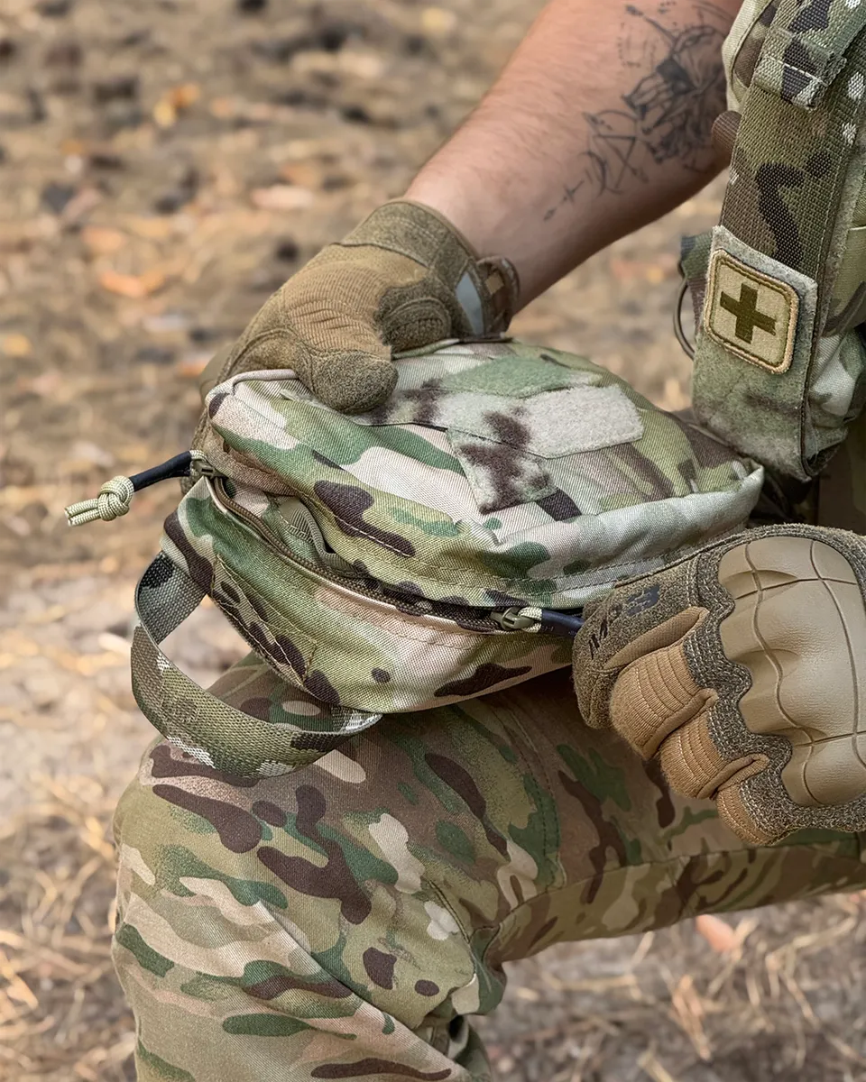 Custodia IFAK DNIPRO PM22 Multicam completamente aperta con accesso immediato ai dispositivi medici.