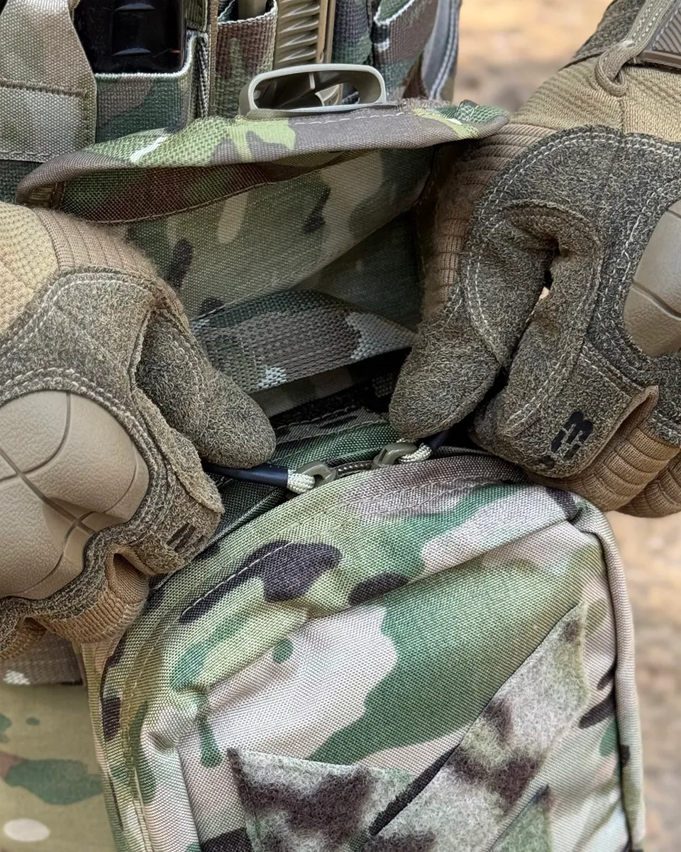 Apertura della custodia IFAK DNIPRO PM22 Multicam tramite sistema Rip-Away a sgancio rapido.