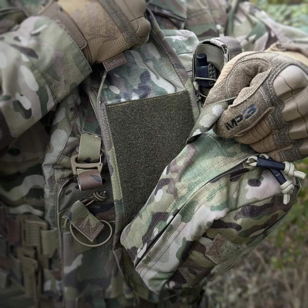 Vista laterale della custodia IFAK DNIPRO PM22 Multicam fissata al sistema MOLLE.