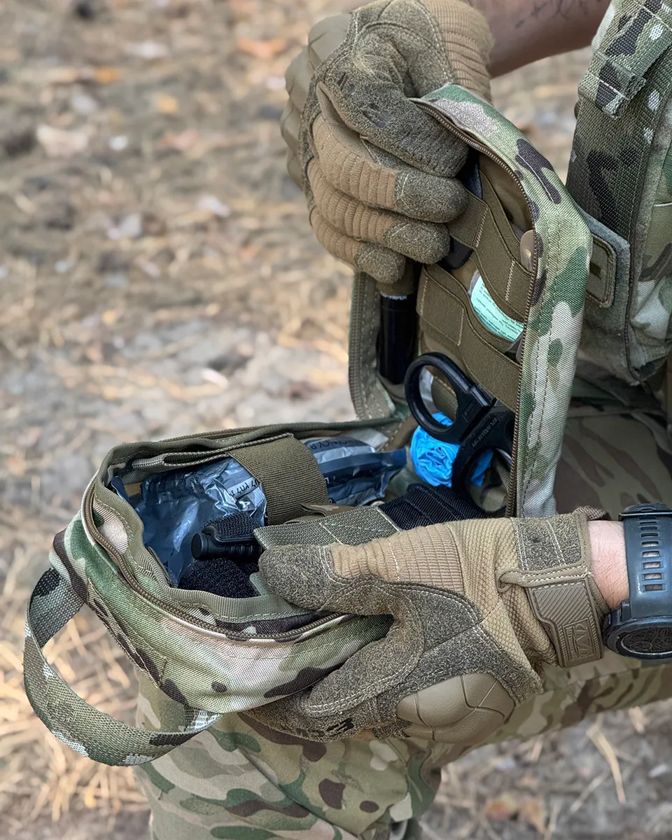 Estrazione rapida del kit di primo soccorso dalla custodia IFAK DNIPRO PM22 Multicam.