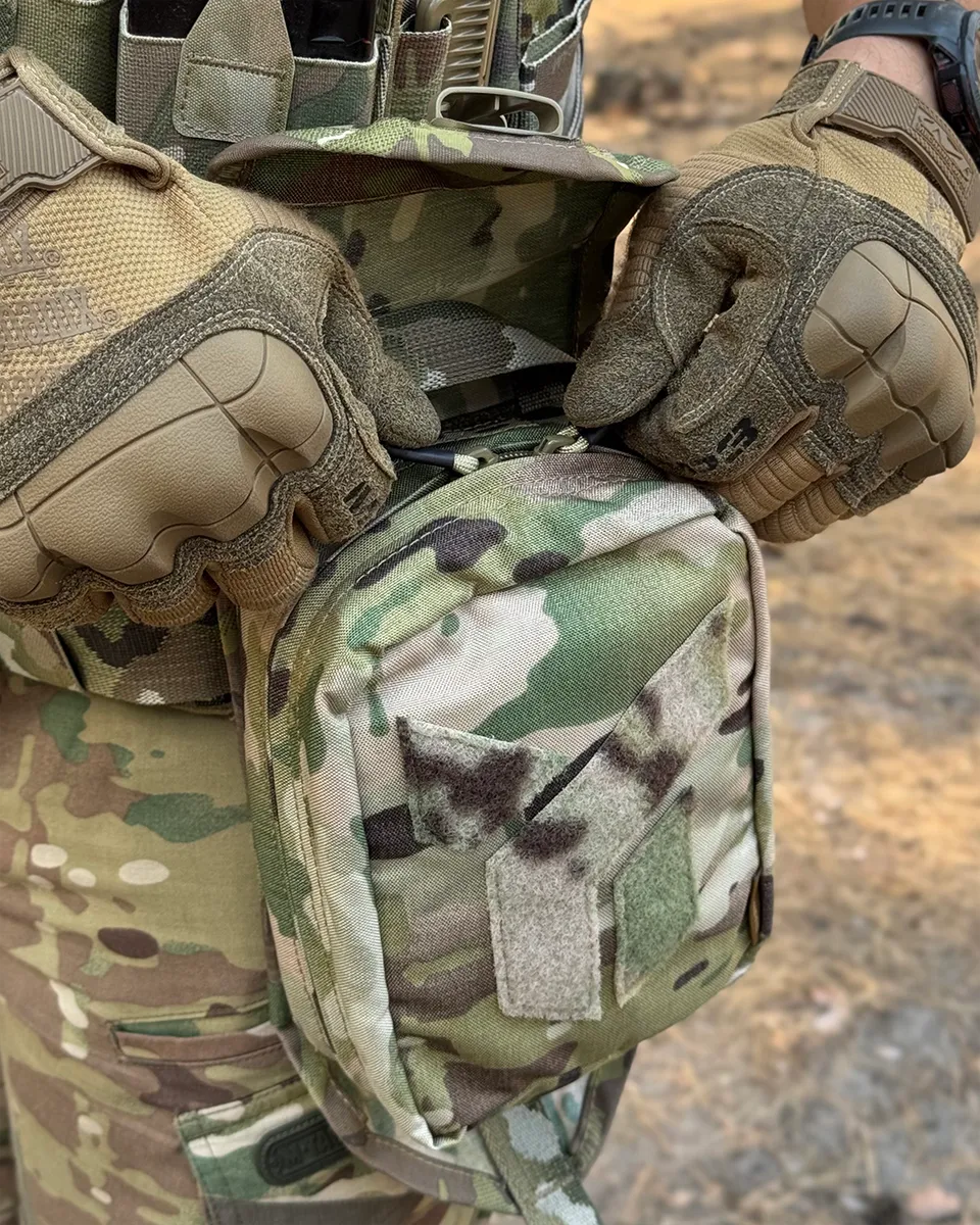 Estrazione della custodia IFAK DNIPRO PM22 Multicam dalla piattaforma MOLLE.